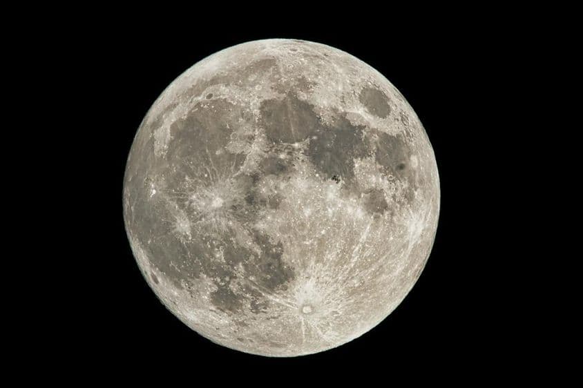 Vollmond am Himmel.