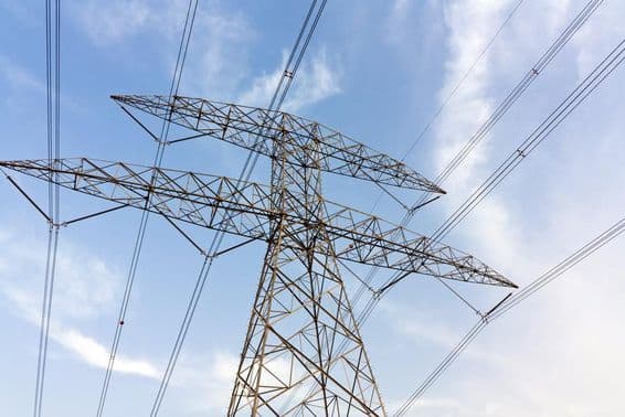 Hochspannungstrassen und Wolken.