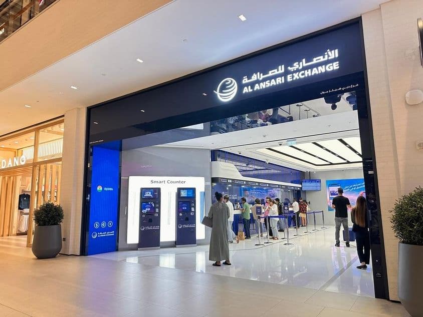 Eingang von Al Ansari Exchange in einem Einkaufszentrum.
