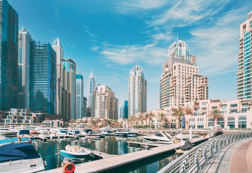 Dubai Marina Hafen, Vereinigte Arabische Emirate mit angedockten Yachten.