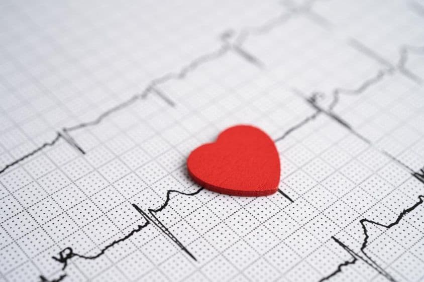 EKG mit einem roten Herzen.