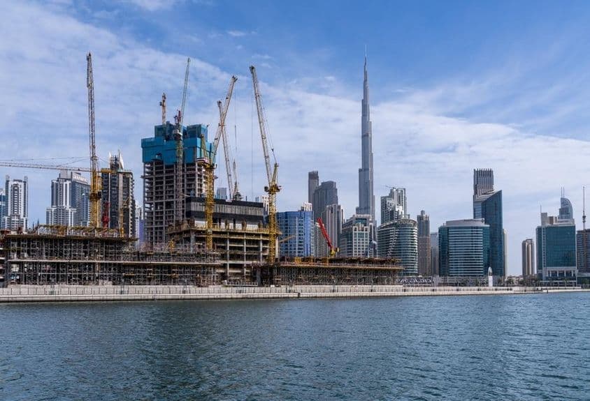 Krane beim Bau neuer Wohnungen im Business Bay Bereich von Dubai.