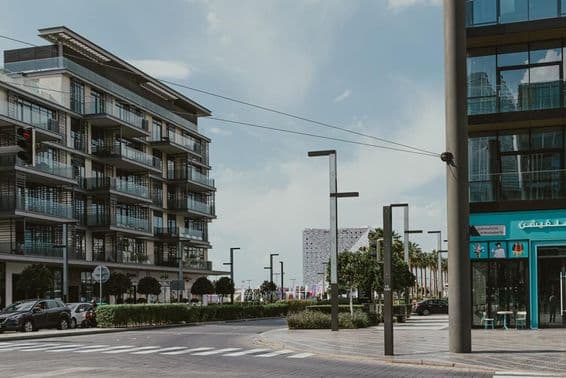 Die Straßenansicht der Al-Mustaqbal-Straße bei Dubai City Walk mit modernen Apartments.