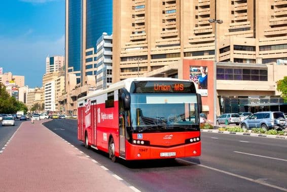 Öffentlicher Verkehrsbus in Dubai.