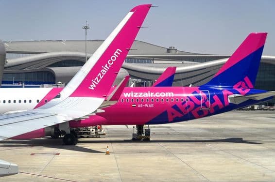 Airbus A321 von Wizz Air am Zayed International Airport.