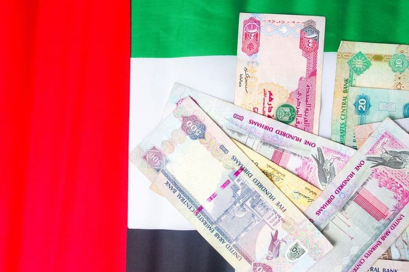 VAE-Dirham-Banknoten auf der Nationalflagge.