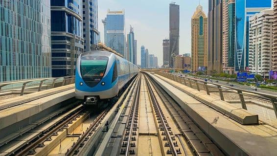 Dubai-Metro an einem Sommertag.