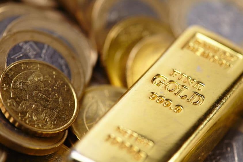 Goldbarren und Goldmünzen.