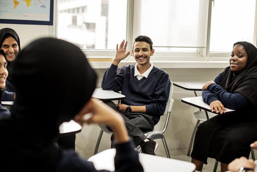 Muslimische Kinder beim Lernen in einem Klassenzimmer in Dubai.