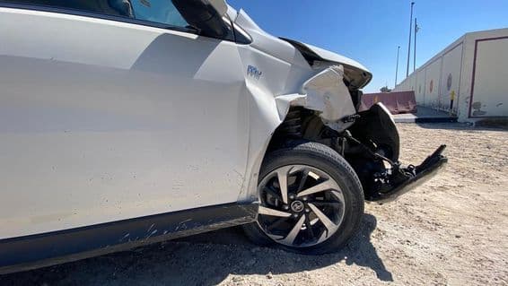 Weißes Auto bei Unfall in Dubai.