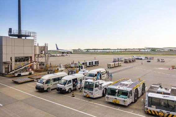 Bodenfahrzeuge für Flugzeugabfertigung.