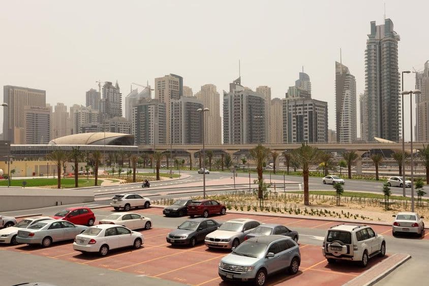 Parkplatz im Zentrum von Dubai.