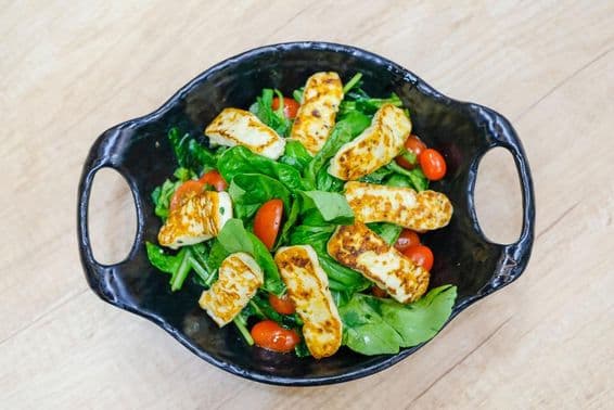 Käsesalat mit Rucolablättern und Kirschtomaten.