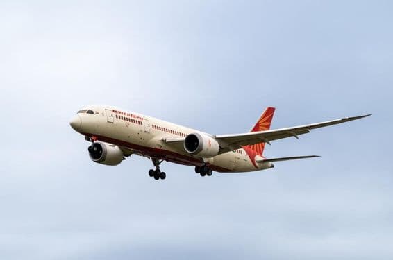 Air India Boeing 787-8 beginnt den Sinkflug.