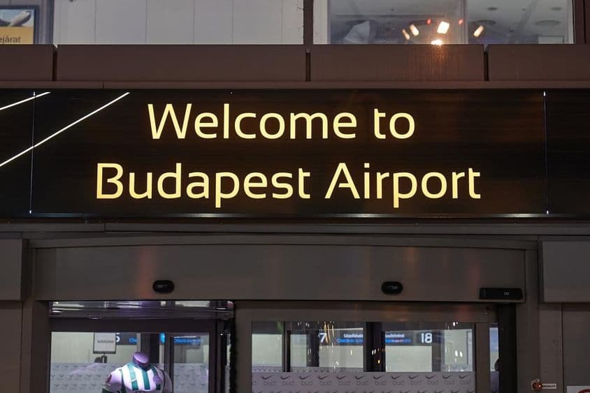 Willkommen-Schild am Budapester Flughafen Ferenc Liszt International in Ungarn.