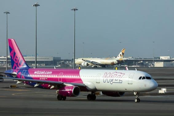 Wizz Air-Flugzeug auf der Startbahn des Abu Dhabi International Airport.