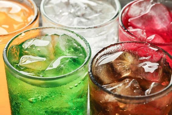Softdrinks gemischt mit Soda mit hohem Zuckergehalt.