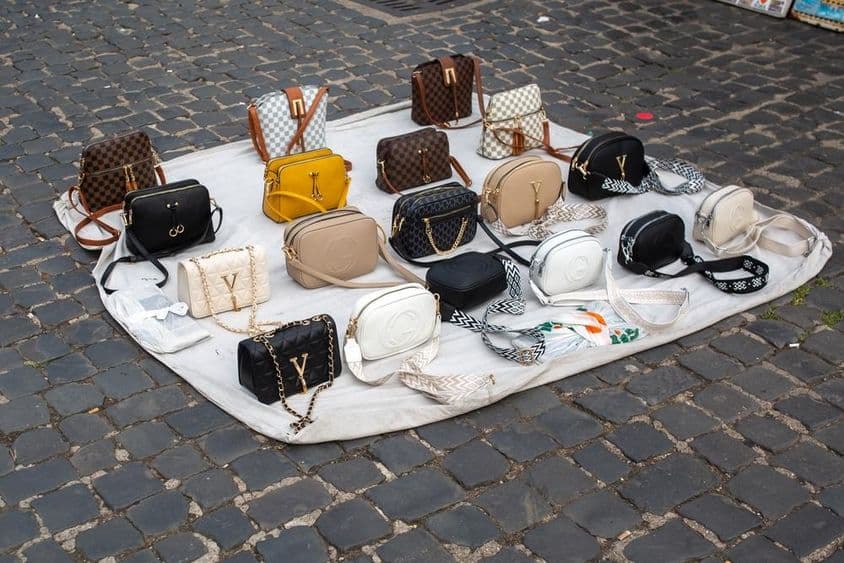 Gefälschte Handtaschen und Geldbörsen zum Verkauf auf den Straßen Roms.