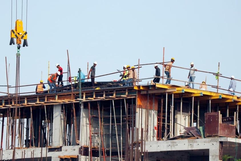 Dubai, Vereinigte Arabische Emirate, philippinische Männer arbeiten an einem Gebäude.