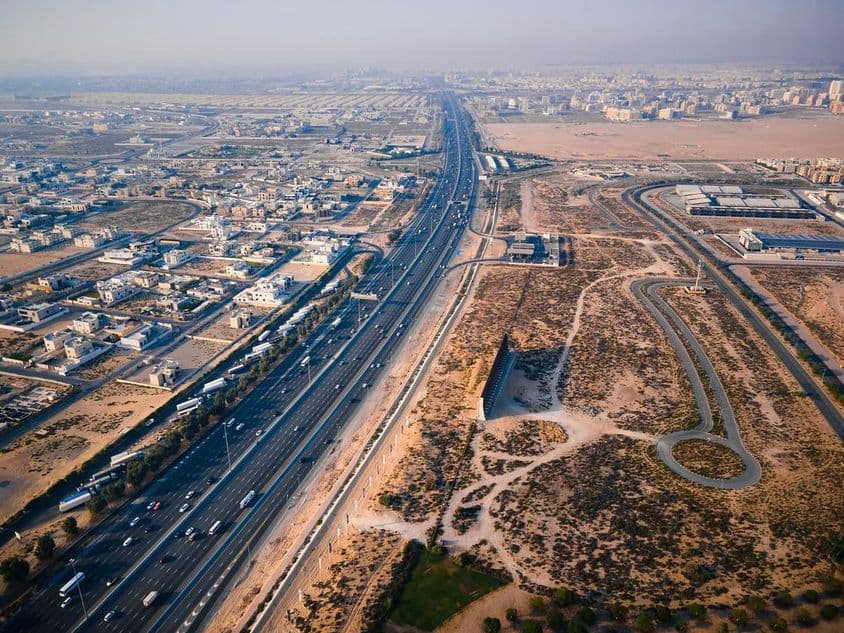 E311 Sheikh Mohammed bin Zayed Road am Rande von Dubai.
