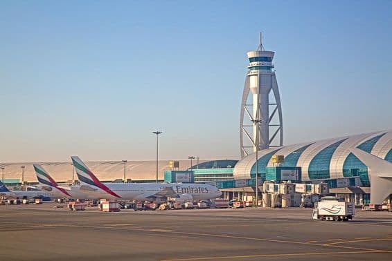 Flugzeuge bereit zum Start am Flughafen Dubai.