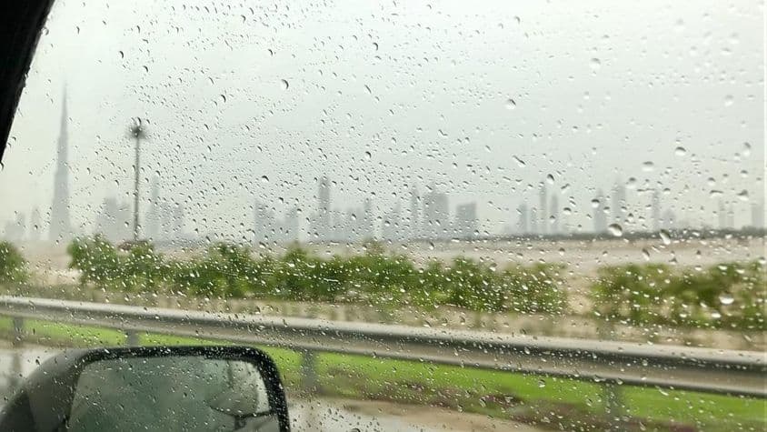 Burj Khalifa im Regen in Dubai.