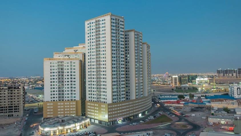 Ajman-Wohntürme in der Stadt.