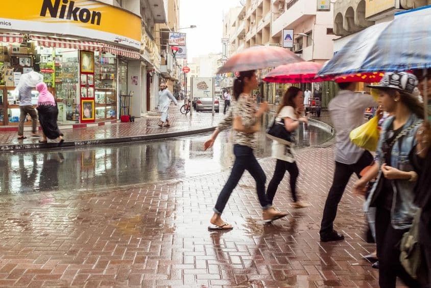 Ein seltener Regentag in den Seitenstraßen von Deira, Dubai.