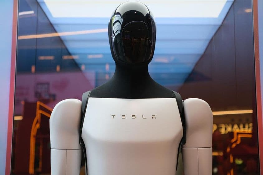Tesla-Roboter Optimus mit Markenlogo.