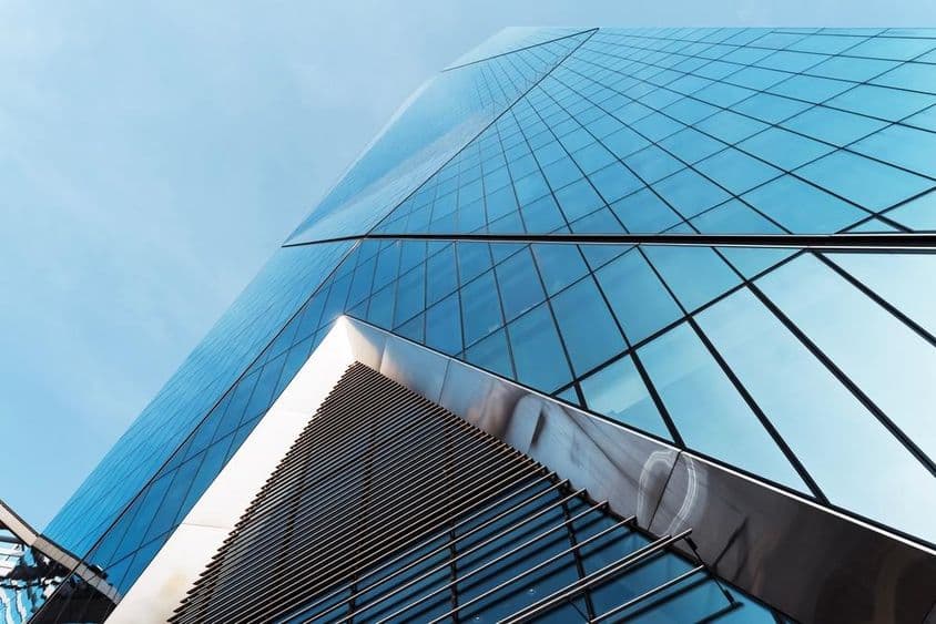 Straßenansicht eines Bürogebäudes in Dubai.