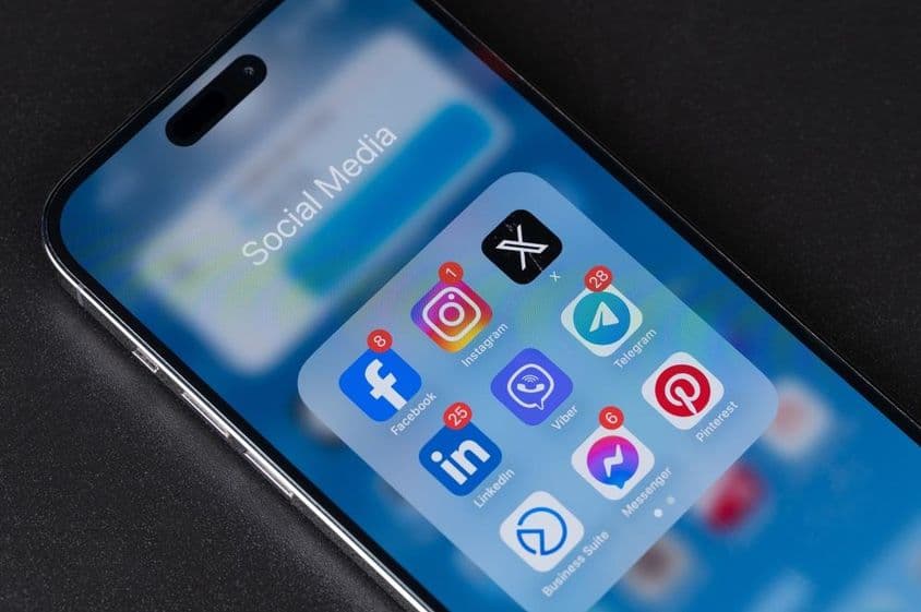 Social-Media-App im iPhone-Menü auf Smartphone.