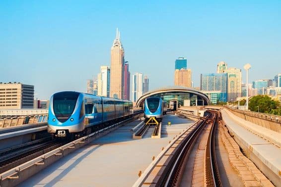 Dubai Metro-Züge und Skyline der Stadt Dubai in den Vereinigten Arabischen Emiraten.