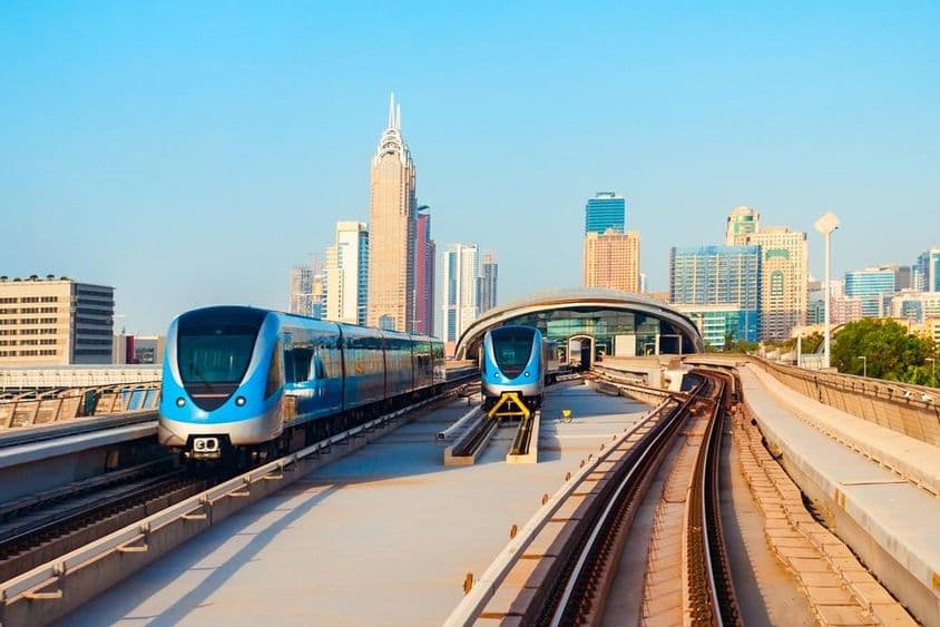 Dubai Metro-Züge und Skyline der Stadt Dubai in den Vereinigten Arabischen Emiraten.