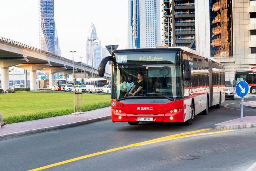 Dubai-Bus und moderne Wolkenkratzer entlang der Sheikh Zayed Road.