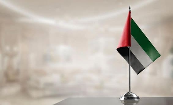 Eine kleine UAE-Flagge.