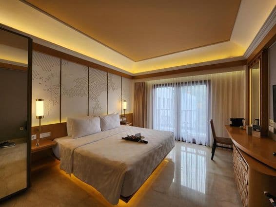 Luxushotelzimmer, moderner klassischer Stil, gemütliche Atmosphäre.