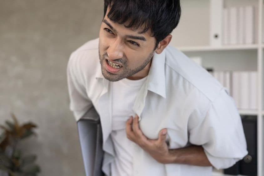 Brustsymptome im Zusammenhang mit Herzinfarkt.