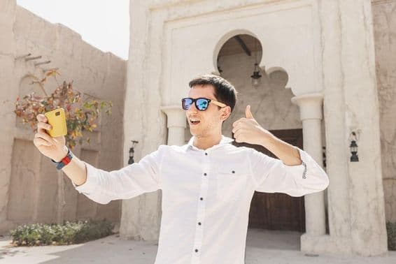 Mann, der ein Video-Blog im alten Bezirk Bur Dubai Creek aufnimmt.