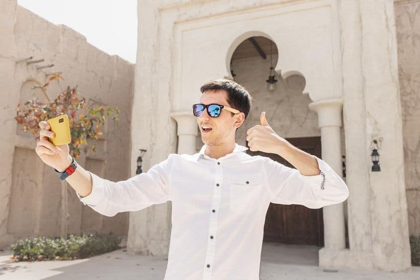 Mann, der ein Video-Blog im alten Bezirk Bur Dubai Creek aufnimmt.