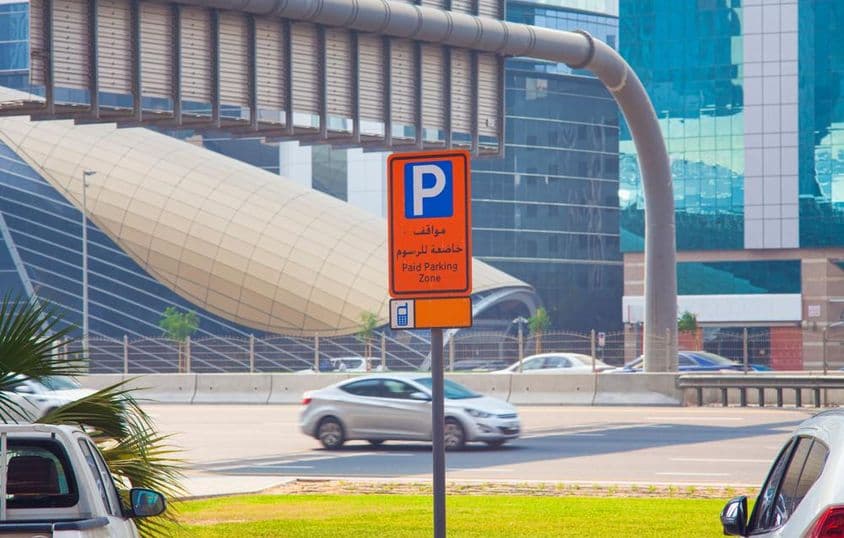 Bezahlte Parkschilder auf einer Straße in Dubai.