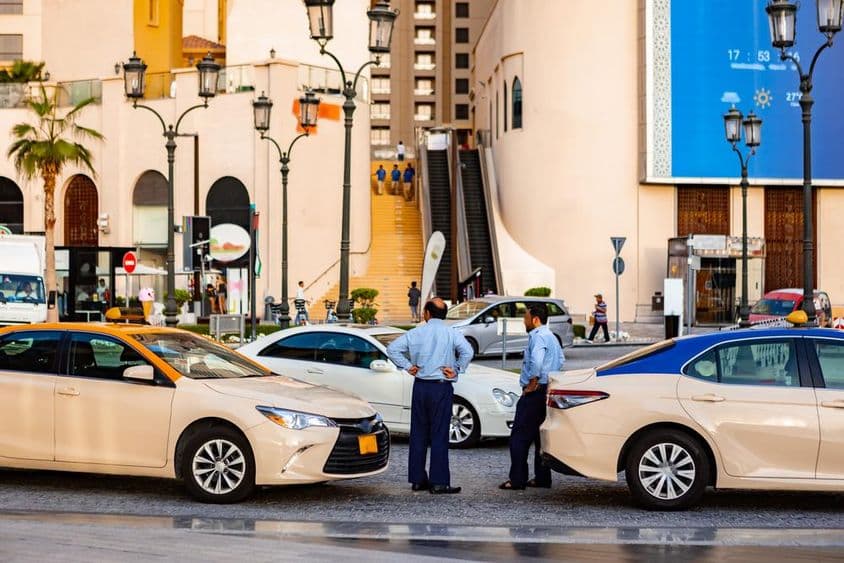 Taxis auf einer Straße in Dubai.