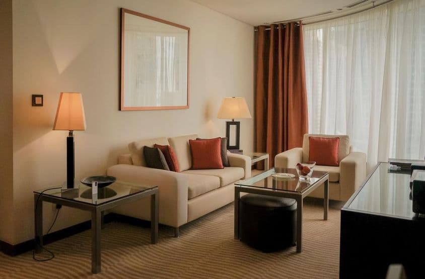 Moderne und helle Innenansicht einer Wohnung in Dubai.