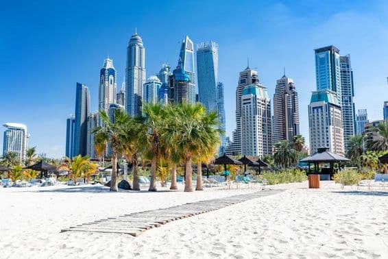 Dubai Jumeirah Strand mit Hafenskyscrapern in den Vereinigten Arabischen Emiraten.