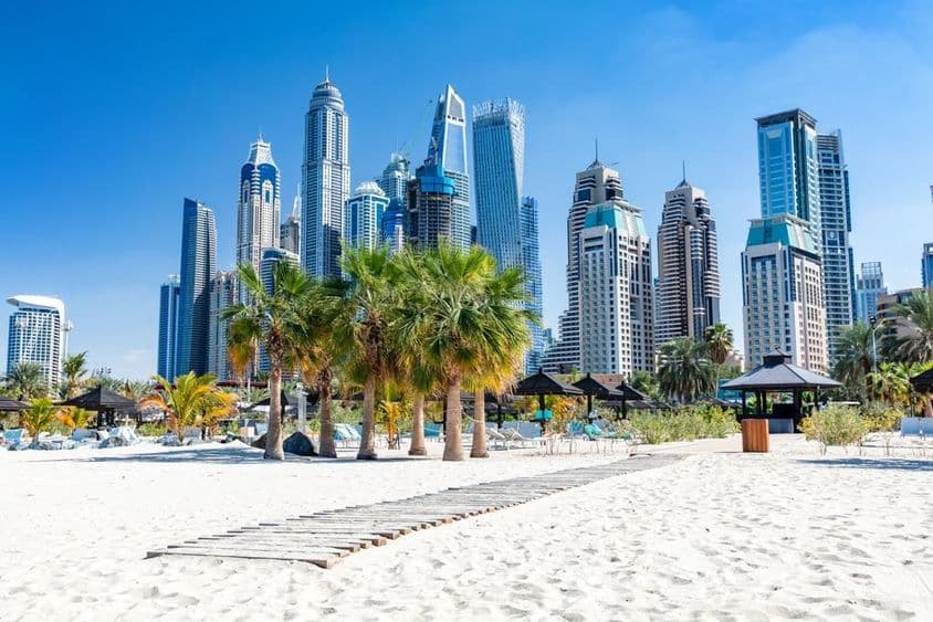 Dubai Jumeirah Strand mit Hafenskyscrapern in den Vereinigten Arabischen Emiraten.