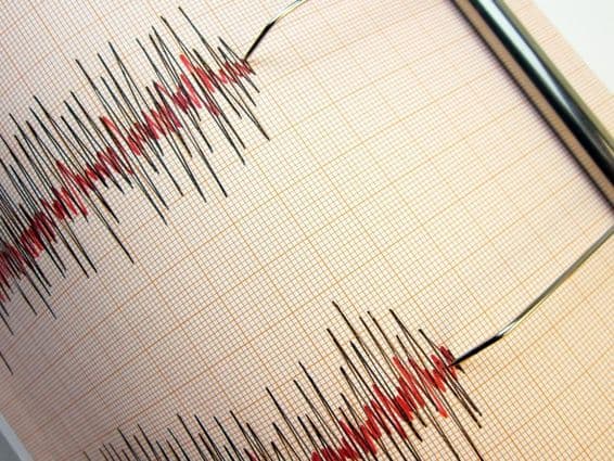 Seismograph zeichnet seismische Aktivität eines Erdbebens auf.