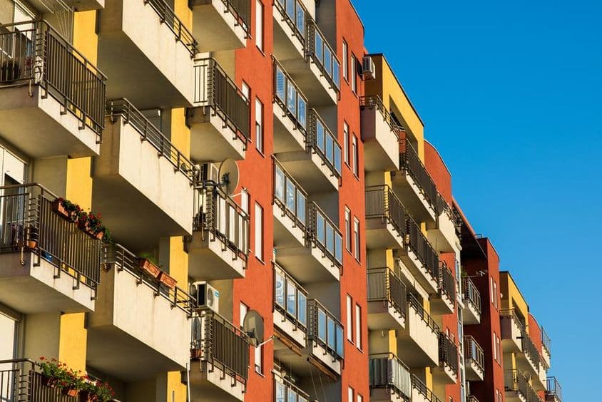 Wohngebäude in Dubai mit bunter Fassade.