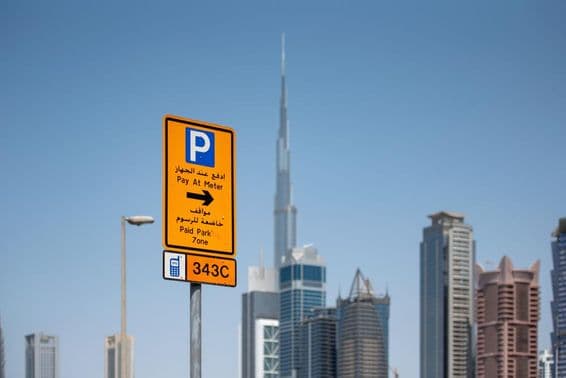 Dubai bezahltes Parkzonen-Schild.
