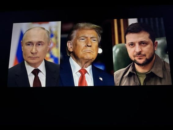 Präsident Donald Trump, Wolodymyr Selenskyj und Wladimir Putin stehen zusammen.