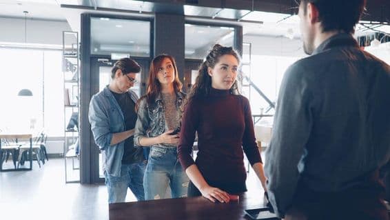 Menschen stehen in einer Schlange.