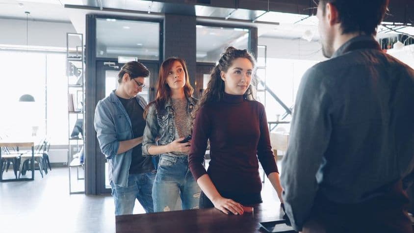 Menschen stehen in einer Schlange.